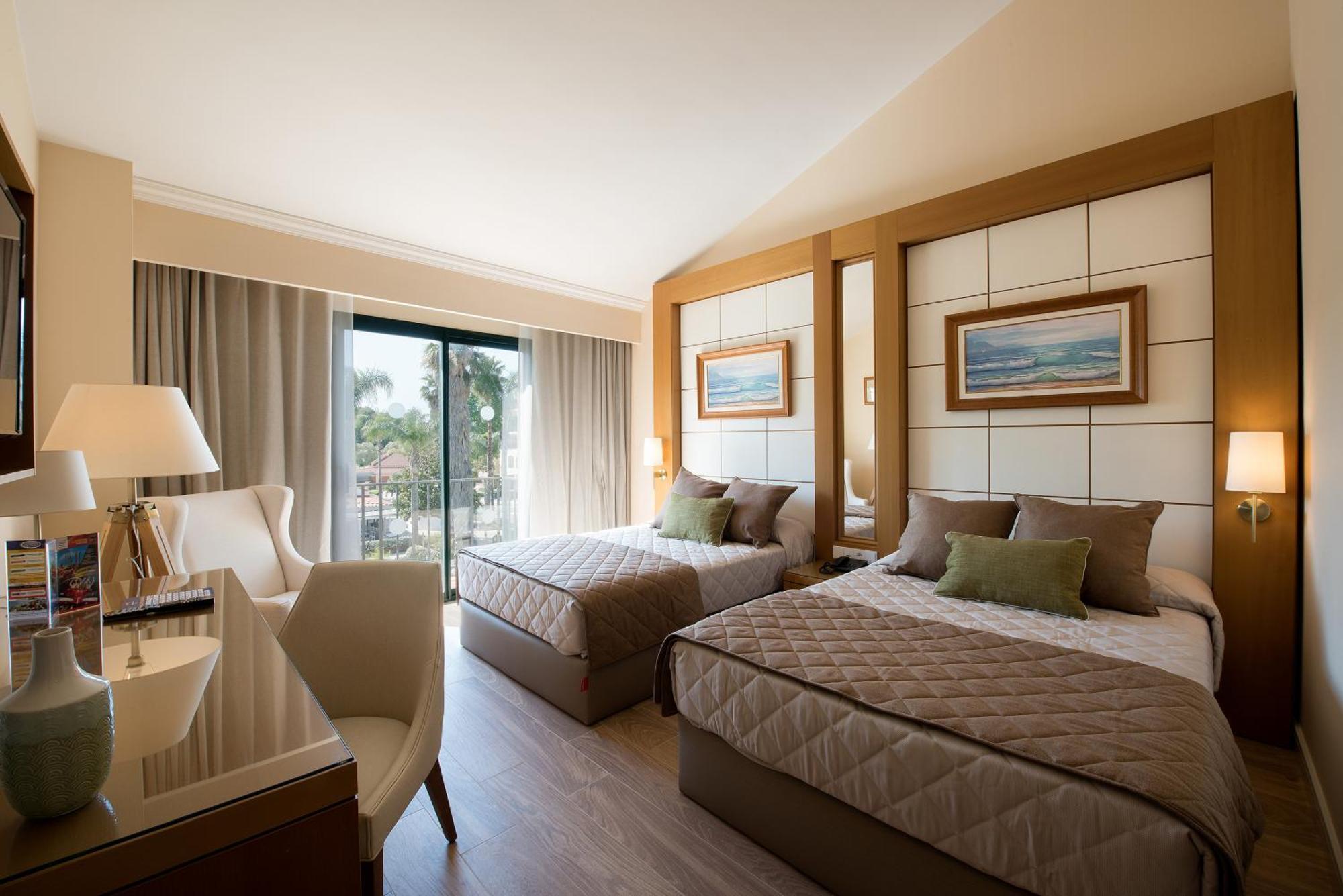Habitación Estándar con acceso a PortAventura Park (2 adultos + 1 niño) + 1 acceso a Ferrari Land